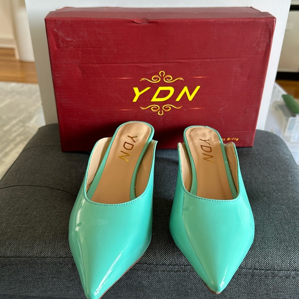 NEW YDN PATTEN LEATHER TURQUOISE SHOES SIZE 9.5 HEEL 2 1/4"